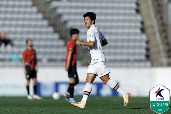 3일 오후 2시 경남 창원축구센터에서 열란 경남FC와 '하나은행 K리그2 2024' 38라운드 원정 경기에서 이랜드가 3대0으로 승리한 가운데 이랜드 공격수 변경준이 득점 후 기뻐하고 있다. 사진┃한국프로축구연맹