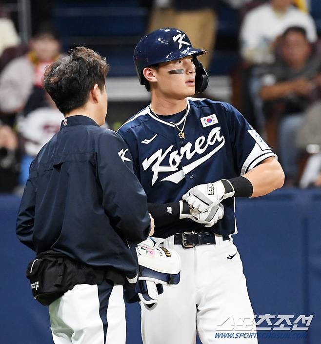 2024 WBSC 프리미어12 대한민국 야구 대표팀과 쿠바 대표팀의 평가전이 2일 서울 고척스카이돔에서 열렸다. 7회초 1사 1,3루 윤동희가 쿠바 레예스 투구에 맞은 뒤 출루하고 있다. 고척=박재만 기자 pjm@sportschosun.com/2024.11.02/