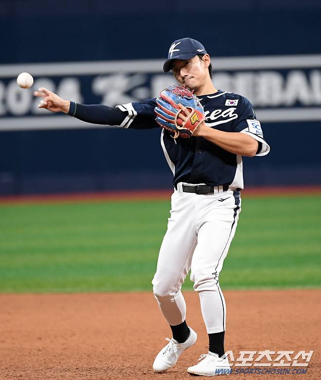 2024 WBSC 프리미어12 대한민국 야구 대표팀과 쿠바 대표팀의 평가전이 2일 서울 고척스카이돔에서 열렸다. 2루수 신민재가 수비를 하고 있다. 고척=박재만 기자 pjm@sportschosun.com/2024.11.02/