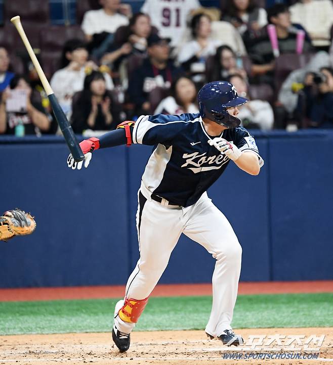 2024 WBSC 프리미어12 대한민국 야구 대표팀과 쿠바 대표팀의 평가전이 2일 서울 고척스카이돔에서 열렸다. 4회초 1사 2루 홍창기가 적시타를 날리고 있다. 고척=박재만 기자 pjm@sportschosun.com/2024.11.02/