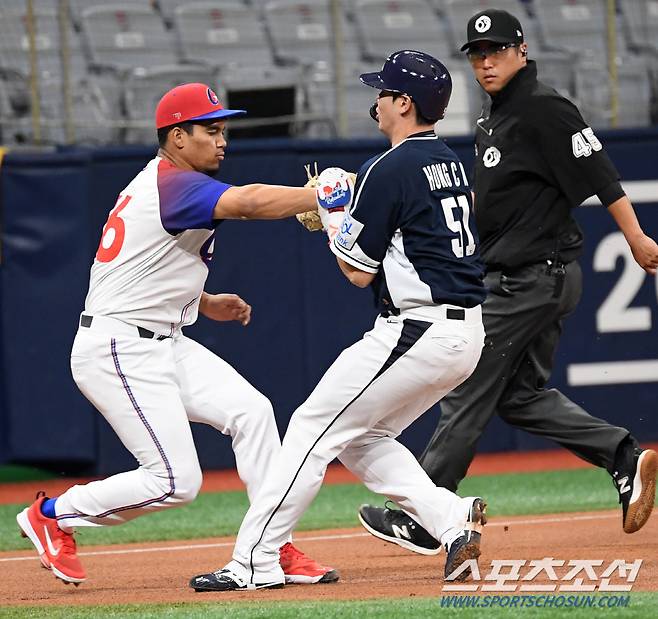 2024 WBSC 프리미어12 대한민국 야구 대표팀과 쿠바 대표팀의 평가전이 2일 서울 고척스카이돔에서 열렸다. 1회초 무사 2루 송성문 내야 땅볼 때 홍창기가 런다운에 걸려 아웃되고 있다. 고척=박재만 기자 pjm@sportschosun.com/2024.11.02/