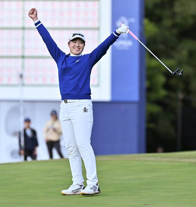 다케다 리오가 3일 일본 시가현 세타 골프코스에서 열린 LPGA 투어 토토 재팬 클래식에서 연장 6차전 승부 끝에 우승을 확정하고 기뻐하고 있다./AFP 연합뉴스