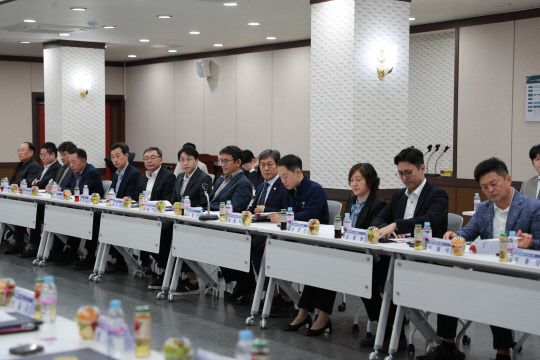 충남도립대학교(총장 김용찬)가 충남의 42개 중추 산업에 특화된 인재를 육성하고 기업의 인재 수급을 원활히 지원하기 위한 '충남 정주형 지역인재 양성 및 채용약정을 위한 업무협약'을 체결했다.충남도립대 제공