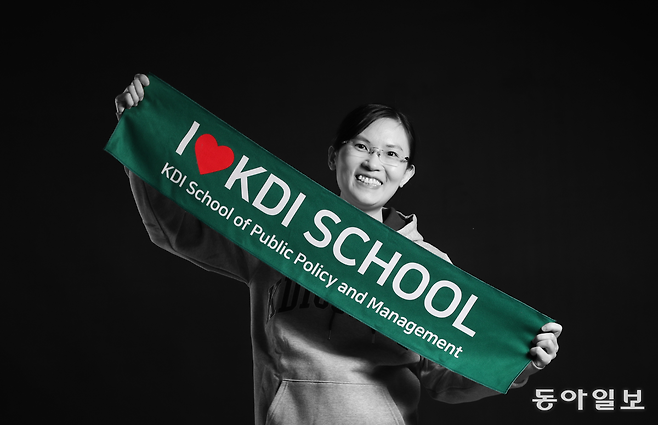 KDI 국제정책대학원 역사상 첫 베트남 출신 교수인 팜 트린 교수가 ‘I love KDI SCHOOL(나는 KDI 국제정책대학원을 사랑합니다)’라고 적힌 수건을 들고 활짝 웃어보이고 있다. 베트남 중남부 지역의 한 시골마을 출신인 그는 베트남호찌민국립대 학사와 KDI 국제정책대학원 석사, 코넬대 박사를 취득한 뒤 한국에서 교수가 됐다. 홍진환 기자 jean@donga.com