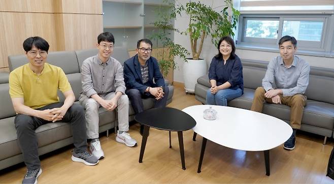 GIST&nbsp;수리과학과 개설 준비를 하고 있는 (왼쪽부터) 김재길, 김민기, 황치옥, 최정옥, 강현석&nbsp;GIST 기초교육학부 교수. GIST 제공