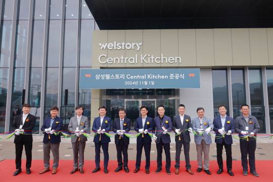 지난 1일 충남 아산에서 진행된 센트럴키친 준공식에서 정해린(오른쪽에서 여섯번째) 삼성웰스토리 사장과 관계자들이 센트럴키친 준공식에 참석해 컷팅식을 하고 있다. 삼성웰스토리 제공
