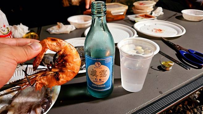 20241102_183456.jpg 캠핑 2일차) 저녁은 소고기와 자연산 대하 그리고 무늬오징어!!!!