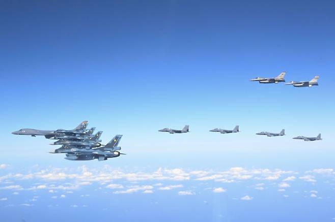 한미일은 지난해 12월 20일 미국의 B-1B 전략폭격기가 전개한 가운데, 제주 동방의 한일 간 방공식별구역(ADIZ) 중첩구역에서 한·미·일 공중훈련을 실시했다고 밝혔다. 사진은 한미일 공중훈련 모습. (자료 사진) 사진=합참 제공