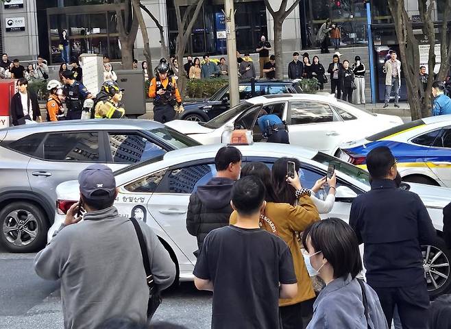 2일 오후 1시 39분께 서울 강남구 역삼동 국기원입구사거리에서 강남역 12번 출구로 향하는 테헤란로에서 20대 여성 A씨가 운전하던 차가 차량 7대를 잇달아 들이받았다. 경찰과 소방 당국에 따르면 이 사고로 운전자 등 9명이 경상을 입었으며 이 중 2명이 병원으로 이송됐다. 연합뉴스