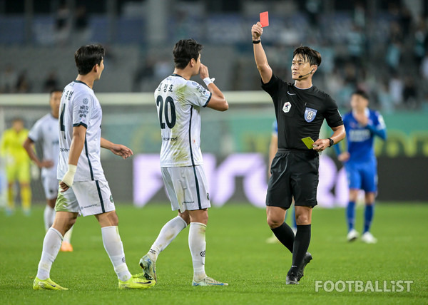 장유섭(왼쪽), 김정호(가운데, 안산 그리너스), 최승환 주심(오른쪽). 서형권 기자