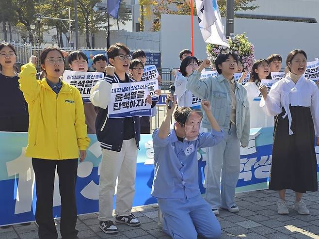 대학생 진보단체인 반일행동과 한국대학생진보연합이 3일 서울 용산구 대통령실 앞에서 ‘대학생 시국선언’ 기자회견을 열고 퍼포먼스를 진행하고 있다. 김가윤 기자