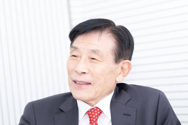 유병택 제3대 하나학원 이사장이 서울 중구 한국일보에서 본보와 인터뷰하고 있다. 이한호 기자
