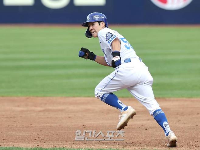 2024 프로야구 KBO 포스트시즌 삼성라이온즈와 LG트윈스의 플레이오프(PO) 1차전 경기가 13일 오후 대구삼성라이온즈파크에서 열렸다. 3회말 무사 1루 윤정빈 타석 때 1루 주자 김지찬이 스타트를 끊고 있다. 타자 안타로 3루까지 진루. 대구=김민규 기자 mgkim1@edaily.co.kr /2024.10.13/