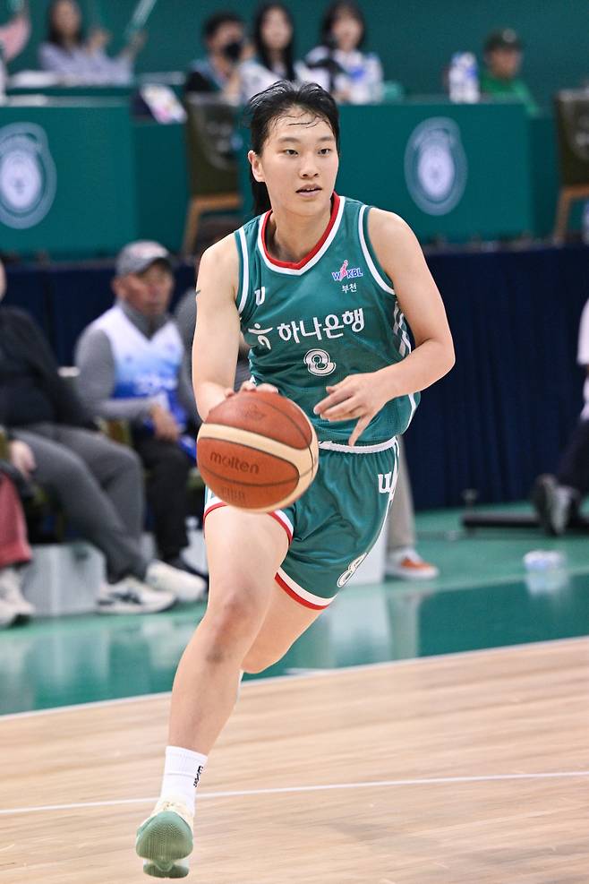 부천 하나은행 정현이 드리블하는 모습. 사진=WKBL