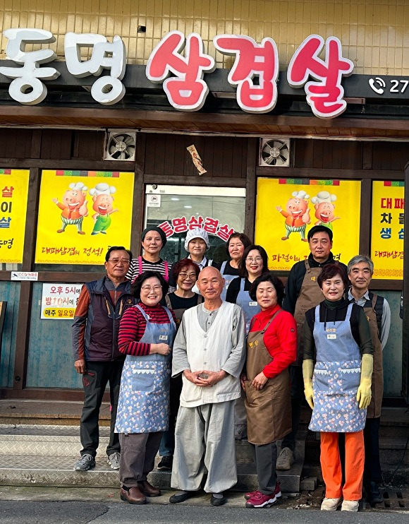 3일 대련암 성진스님과 봉사자들이 지역 어르신 위한 무료 국수 나눔 봉사를 갖고 기념사진을 찍고 있다. [사진=이진우]