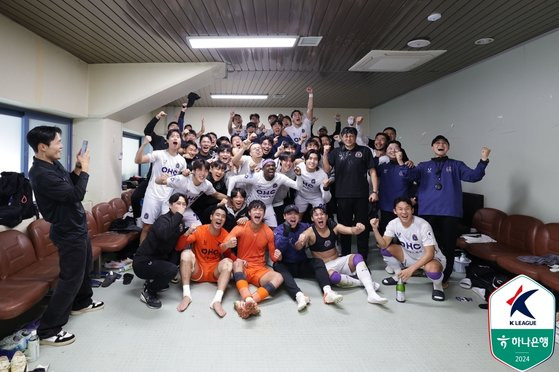 프로축구 FC 안양이 K리그2 우승과 함께 2025시즌 K리그1 승격을 확정지었다. 우승 직후 라커룸에서 기념 촬영에 나선 안양 선수들. 사진 프로축구연맹