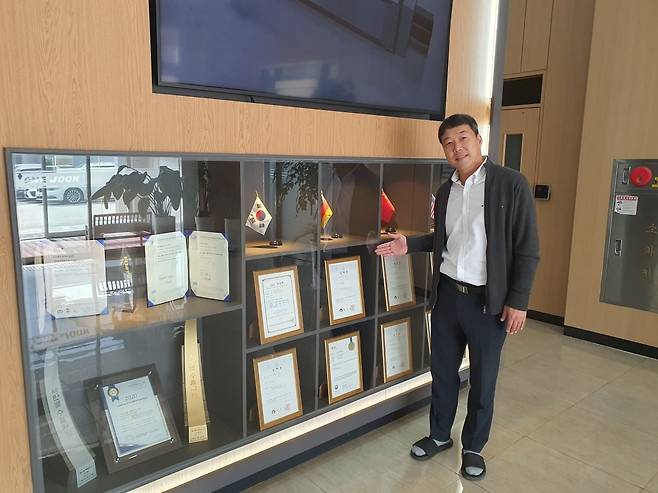 우정관 부장이 소성로용 스팀발생기 특허증 등을 보여주고 있다. 수원=윤현주 기자