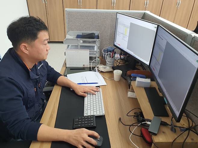 김영중 부장이 프로그레스 리포트 작성을 하고 있다. 수원=윤현주 기자