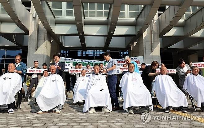 한국후계농업경영인(한농연) 전북도연합회가 지난달 8일 전북도청 앞에서 기자회견을 열고 “정부는 쌀값 안정을 위해 신속히 쌀을 매입하라”고 촉구하며 삭발식을 하고 있다. 연합뉴스