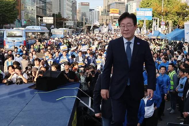 이재명 더불어민주당 대표가 지난 2일 서울 중구 서울역 일대에서 열린 민주당 주최 김건희 윤석열 국정농단 규탄·특검 촉구 국민행동의날 집회에서 무대에 오르고 있다. 연합뉴스