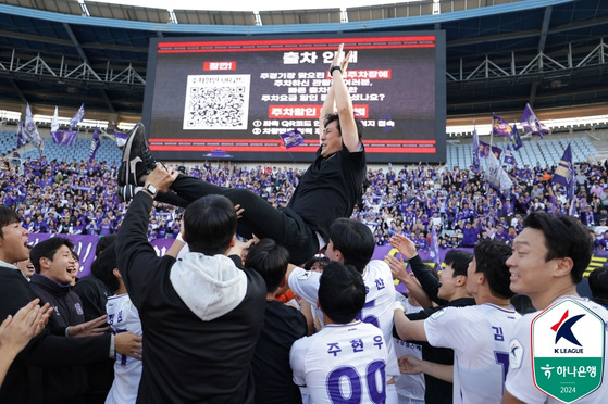 FC Anyang toss manager Ryu Byeong-hoon into the air after winning the K League 2 title at Bucheon Sports Complex in Bucheon, Gyeonggi on Saturday. [YONHAP]