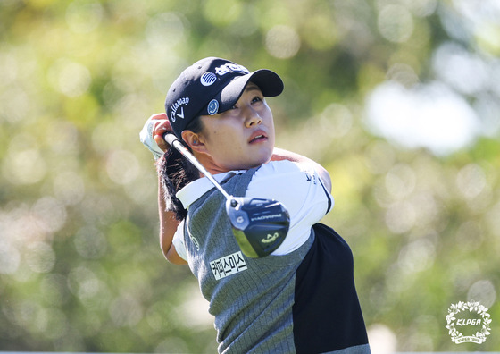 Ma Da-som hits a shot during the KLPGA's S-Oil Championship at Elysian Jeju Country Club in Jeju on Sunday. [NEWS1]