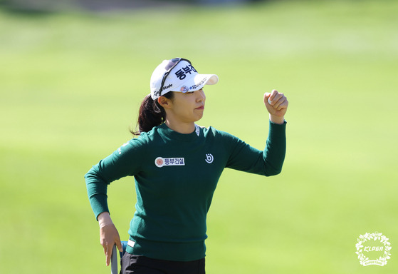 Kim Su-ji celebrates during the KLPGA's S-Oil Championship at Elysian Jeju Country Club in Jeju on Sunday. [NEWS1]