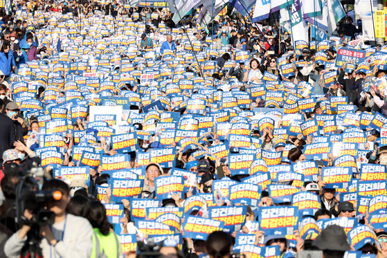 Members and supporters of the liberal Democratic Party march near Seoul Station in central Seoul on Saturday during a massive rally calling for an independent counsel probe into first lady Kim Keon Hee. [JOINT PRESS CORPS]