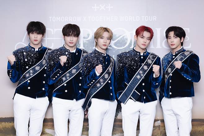 Members of boy band Tomorrow X Together pose for photos prior to a press conference held Nov. 3 at the KSPO Dome in southern Seoul. [BIG HIT MUSIC]