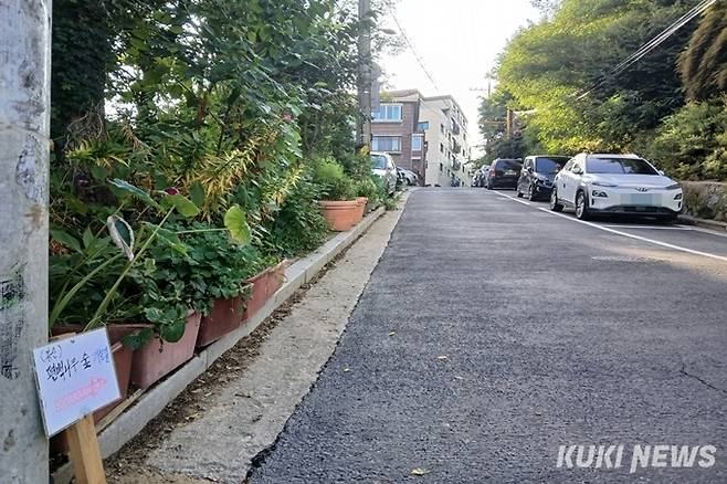 서울 은평구 봉산 무장애숲길 입구까지 가는 길의 경사로. 좌측 아래에 ‘봉산 편백나무 숲 가는 길’ 표지판이 설치돼있다. 사진=안겸비 쿠키청년기자 