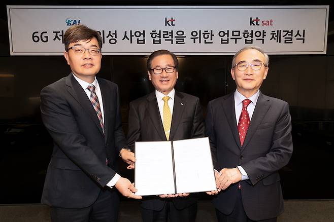 KT가 KT SAT, KAI와 함께 6G와 저궤도 위성 사업 협력을 위한 업무협약을 체결했다고 3일 밝혔다. KT 김영섭 대표(오른쪽부터), KAI 대표이사 강구영 사장, KT SAT 서영수 대표가 서울 종로구 KT광화문빌딩 이스트에서 협약 이후 기념 촬영을 하고 있다. <사진=KT>