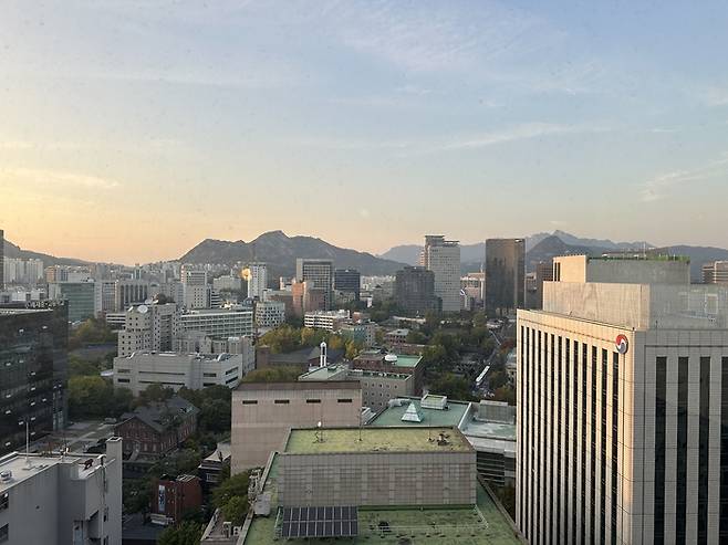 서울 중구 서소문동에 위치한 유원빌딩 17층에 위치한 ‘커피앤시가렛’에서 바라본 서울의 모습. 황순민 기자