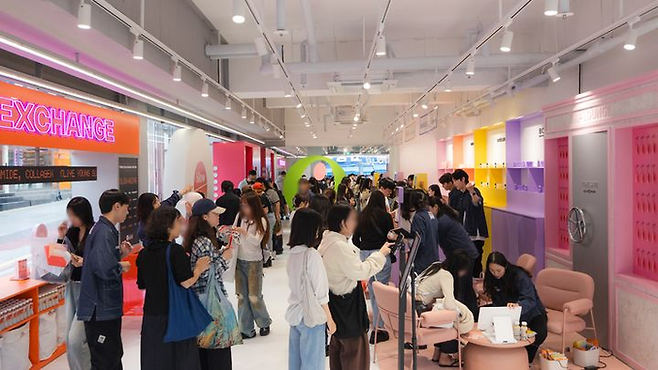 지난달 올리브영 홍대점에서 열린 ‘올영은행’ 팝업스토어에서 젊은 고객들이 저속 노화 제품을 살펴보고 있다. [사진=CJ올리브영]