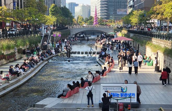 서울 종로구 청계천에 마련된  서울도서관의 세 번째 야외도서관인 '책 읽는 맑은냇가'를 찾은 시민들이 독서를 즐기고 있다 /사진=뉴스1