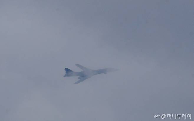 미 공군 전략폭격기 B-1B '랜서'가 참여하는 한미일 공중훈련이 3일 진행됐다. 사진은 지난달 1일 제76주년 국군의날 B-1B 랜서가 공중분열을 하고 있는 모습. / 사진=뉴스1