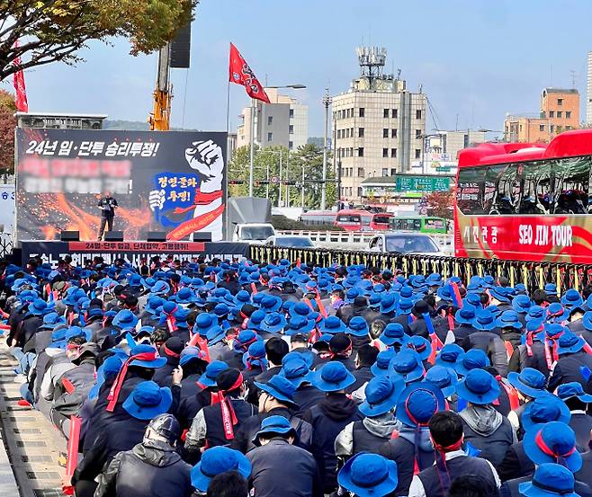 현대트랜시스 노조 파업이 장기화하고 있다. 사진은 최근 양재동 현대차그룹 본사 앞 도로에서의 시위 모습. /사진=독자제공