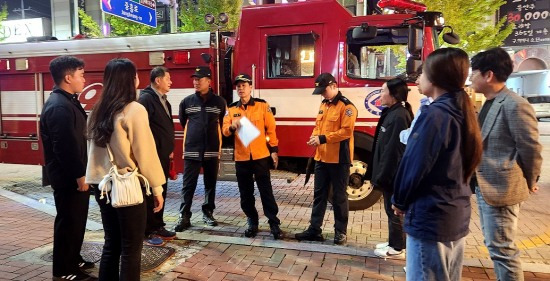 지난달 31일 할로윈데이에 경북 포항 지역 대표 젊음의 거리인 상대동에서 포항시와 경찰·소방 등 기관 관계자가 시민 안전을 위한 사전 점검에 나서고 있다. (포항시 제공)