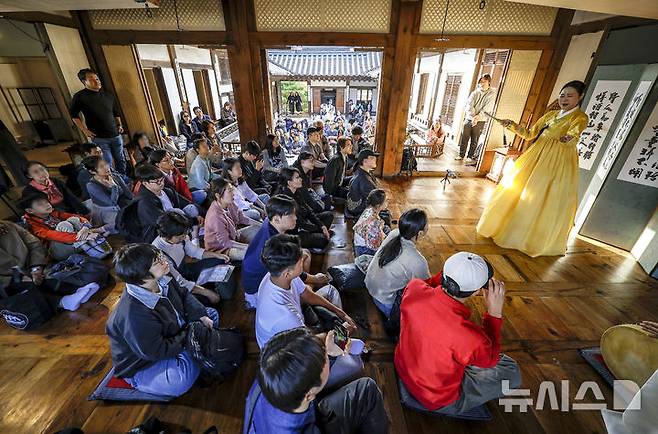 [서울=뉴시스] 정병혁 기자 = 3일 서울 중구 남산골한옥마을에서 열린 제2회 월드판소리페스티벌에서 판소리 공연이 펼쳐지고 있다. 2024.11.03. jhope@newsis.com