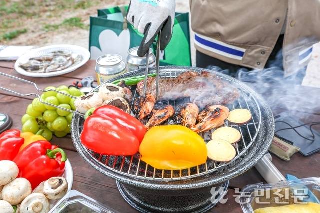 캠핑장은 요리 솜씨를 뽐내기 좋은 장소다. 한우고기와 농산물 등이 화로에서 노릇하게 익고 있다.