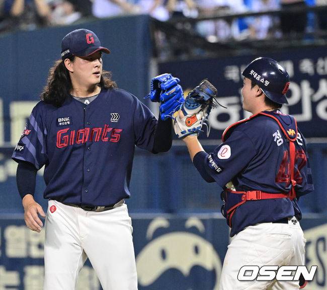 [OSEN=잠실, 최규한 기자] 프로야구 롯데 자이언츠가 두산 베어스를 꺾고 3연승을 이어갔다.&nbsp;김태형 롯데 감독은 개인 통산 700승을 달성했다.&nbsp;롯데는 31일 서울 잠실구장에서 열린 2024 KBO리그 두산과 경기에서 7-4로 승리했다. 중심타자 레이예스가 4타수 3안타 3타점으로 활약했고, 전준우는 투런 홈런을 터뜨렸다.경기를 마무리 지은 롯데 투수 김원중과 포수 정보근이 인사를 나누고 있다. 2024.08.31 / dreamer@osen.co.kr