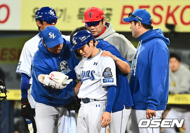 [OSEN=대구, 이석우 기자] 25일 대구 삼성라이온즈파크에서 2024 신한 SOL뱅크 KBO 포스트시즌 한국시리즈 삼성 라이온즈와 KIA 타이거즈의 3차전 경기가 열렸다. 홈팀 삼성은 대니 레예스, 방문팀 KIA는 에릭 라우어를 선발 투수로 내세웠다.삼성 라이온즈 김지찬이 8회말 KIA 타이거즈 최지민의 투구에 맞고 파스를 바르고 있다. 2024.10.25 / foto0307@osen.co.kr