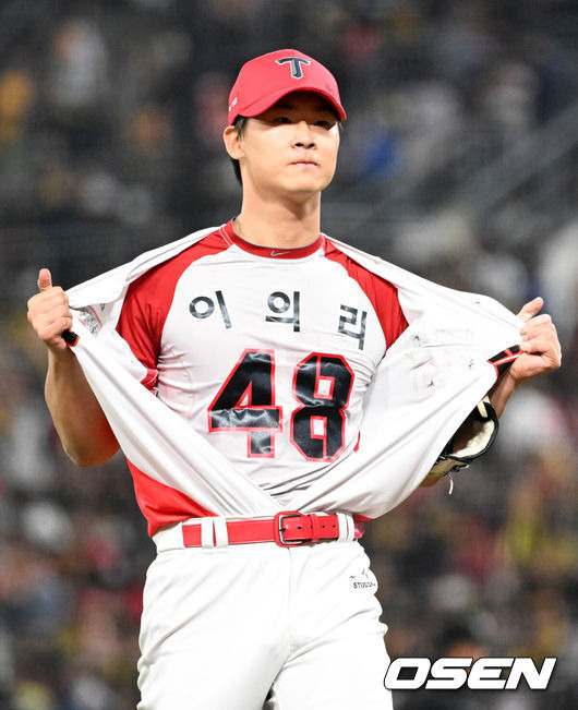 [OSEN=광주, 이대선 기자] 28일 광주 기아챔피언스필드에서 2024 신한 SOL뱅크 KBO 한국시리즈 5차전 KIA 타이거즈와 삼성 라이온즈의 경기가 열렸다.KIA는 양현종, 삼성은 이승현을 선발 투수로 내세웠다.6회초 2사 1루에서 KIA 곽도규가 삼성 이재현을 땅볼로 처리하고 상의를 벗어 이의리의 유니폼을 보여주고 있다. 2024.10.28 /