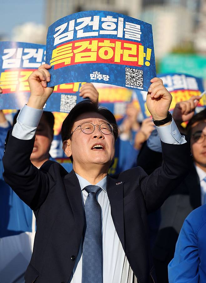 이재명 더불어민주당 대표가 2일 서울역 인근에서 열린 '김건희·윤석열 국정농단 규탄 및 특검 촉구 국민행동의 날' 집회에 참석해 손피켓을 들고 있다. 뉴시스