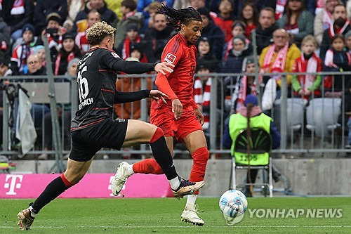 바이에른 뮌헨이 2골 1도움을 기록한 주포 해리 케인의 맹활약을 앞세워 우니온 베를린을 대파했다. 보훔전 5-0, 마인츠전 4-0 승리에 이어 이번에는 3-0으로 승리하면서 다시 한번 화력을 과시했다. 케인은 이날 자신의 리그 10호골과 11호골을 터트리며 득점 경쟁에서 우위를 점했다.  김민재와 정우영의 맞대결로 성사된 '코리안 더비'는 김민재가 69분 만에 교체되면서 끝났다. 사진 연합뉴스