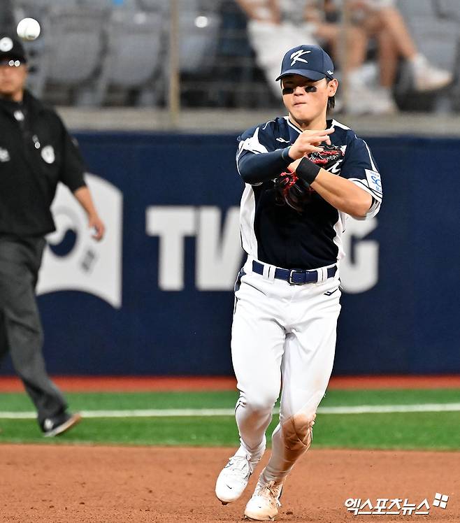 대표팀 내야수 김도영은 2일 고척스카이돔에서 열린 '2024 K-BASEBALL SERIES with TVING' 쿠바 대표팀과 평가전에서 3번타자 3루수로 선발 출전했다. 3타수 1안타 1도루를 기록했지만, 최근까지 한국시리즈를 치르는 등 체력 소모가 많아 몸 상태가 정상은 아니다. 그는 빠르게 컨디션을 회복하고자 다짐했다. 고척, 김한준 기자