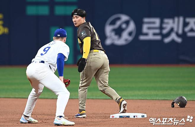 21일 오후 서울 구로구 고척스카이돔에서 열린 '메이저리그(MLB) 월드투어 서울시리즈 2024' LA 다저스와 샌디에이고 파드리스의 경기, 4회초 무사 1루 샌디에이고 프로파 타석 때 1루주자 김하성이 2루 도루에 성공하고 있다. 엑스포츠뉴스 DB