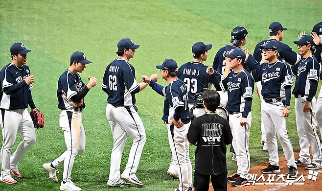 대표팀은 2일 고척스카이돔에서 열린 '2024 K-BASEBALL SERIES with TVING' 쿠바 대표팀과 평가전에서 13-3으로 대승을 챙겼다. 화끈한 타선의 힘을 앞세워 손쉬운 승리를 챙겼지만, 안심할 수는 없다. 재팬시리즈 종료가 늦어지며 상대 에이스 모이넬로가 한국전에 등판할 가능성이 커지고 있다. 고척, 김한준 기자