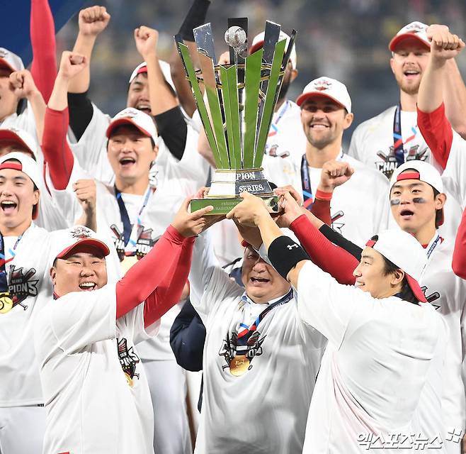 28일 오후 광주기아챔피언스필드에서 열린 '2024 신한 SOL Bank KBO 한국시리즈' 삼성 라이온즈와 KIA 타이거즈의 5차전 경기, KIA가 7:5의 스코어로 승리하며 7년 만에 통합 우승을 이뤄냈다.  경기 종료 후 KIA 이범호 감독과 심재학 단장, 나성범이 우승 트로피를 들어올리고 있다.