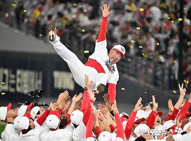 28일 오후 광주기아챔피언스필드에서 열린 '2024 신한 SOL Bank KBO 한국시리즈' 삼성 라이온즈와 KIA 타이거즈의 5차전 경기, KIA가 삼성에 7:5로 승리하며 7년 만에 통합 우승을 차지했다.  통합우승을 차지한 KIA 이범호 감독이 헹가래를 받고 있다. 엑스포츠뉴스 DB