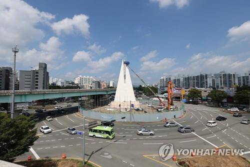 철거되는 울산 남구 신복로터리 '제2공업탑' [촬영 김용태]